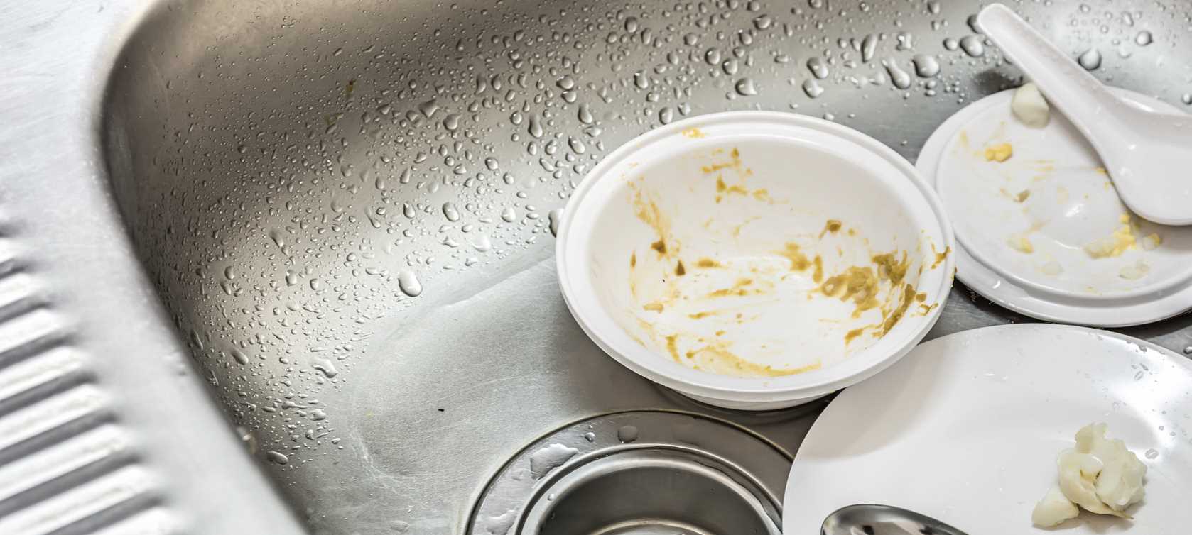Dirty dishes. Грязная посуда. Грязная тарелка. Грязная тарелка фото. Грязная посуда на белом фоне.